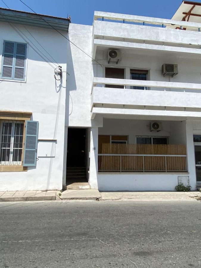 Past Or Tail Hostel Ларнака Екстериор снимка