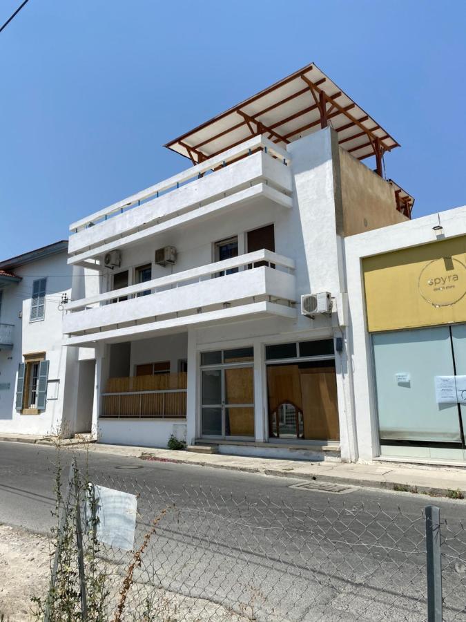 Past Or Tail Hostel Ларнака Екстериор снимка