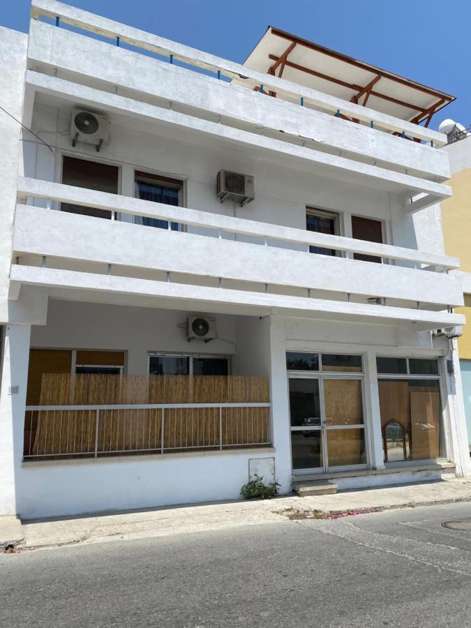 Past Or Tail Hostel Ларнака Екстериор снимка